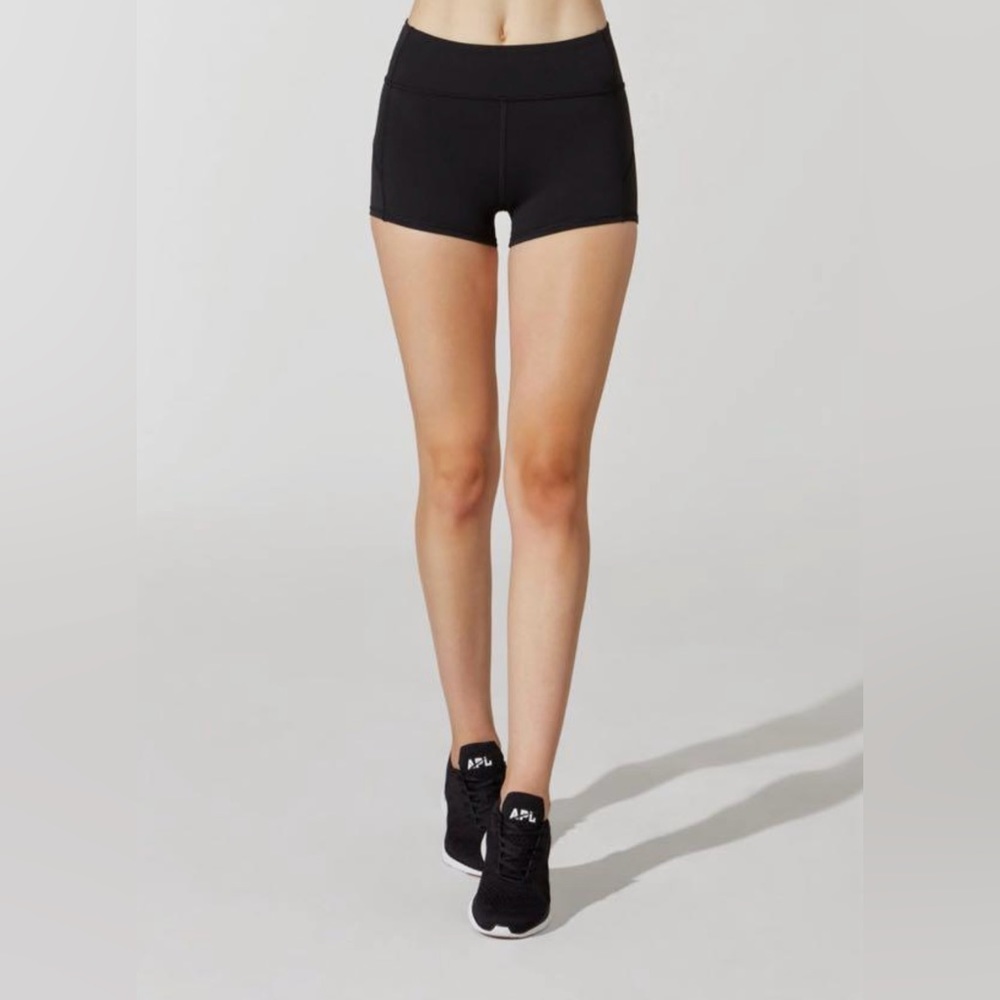 Lululemon x Barry’s bootcamp in movement shorts size 4